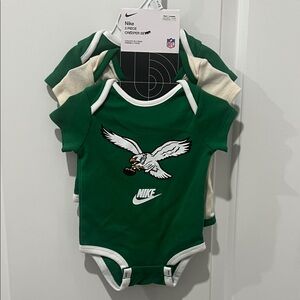 Nike Green and White Baby Eagles Onesie Set Size 0-3 months